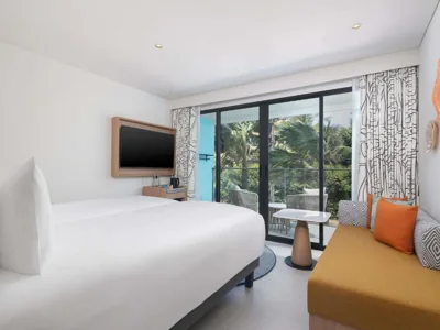 Camera Premium con letti singoli, vista sulla città, balcone e divano letto — ibis Styles Phuket Bangtao
