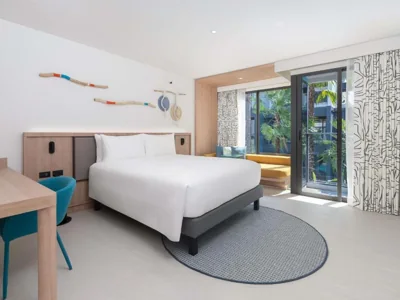 Camera doppia Superior con balcone e divano letto — ibis Styles Phuket Bangtao